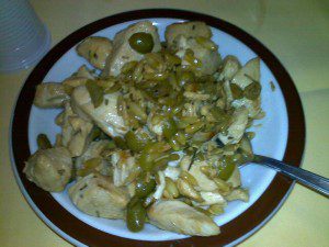 Bocconcini di petto di pollo con olive verdi e pinoli