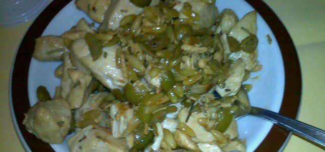 I bocconcini di petto di pollo con olive verdi e pinoli