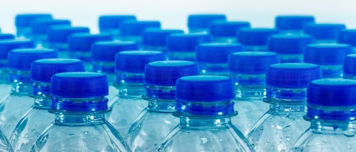 Bere acqua dalle bottiglie di plastica è salutare?