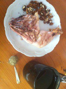 Colazione con coscia e sovraccoscia di pollo al forno e noci Yerba Mate