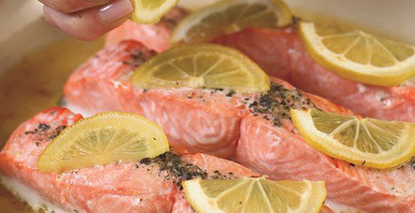 Il salmone alla griglia con limone e rosmarino
